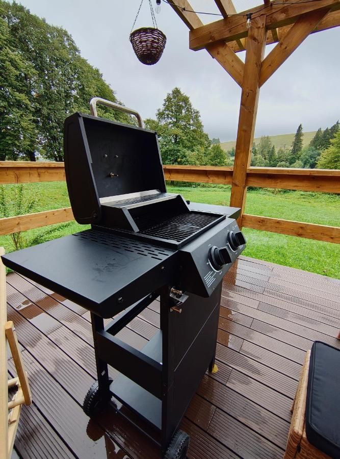 Grill gazowy na tarasie z widokiem na wzgórza